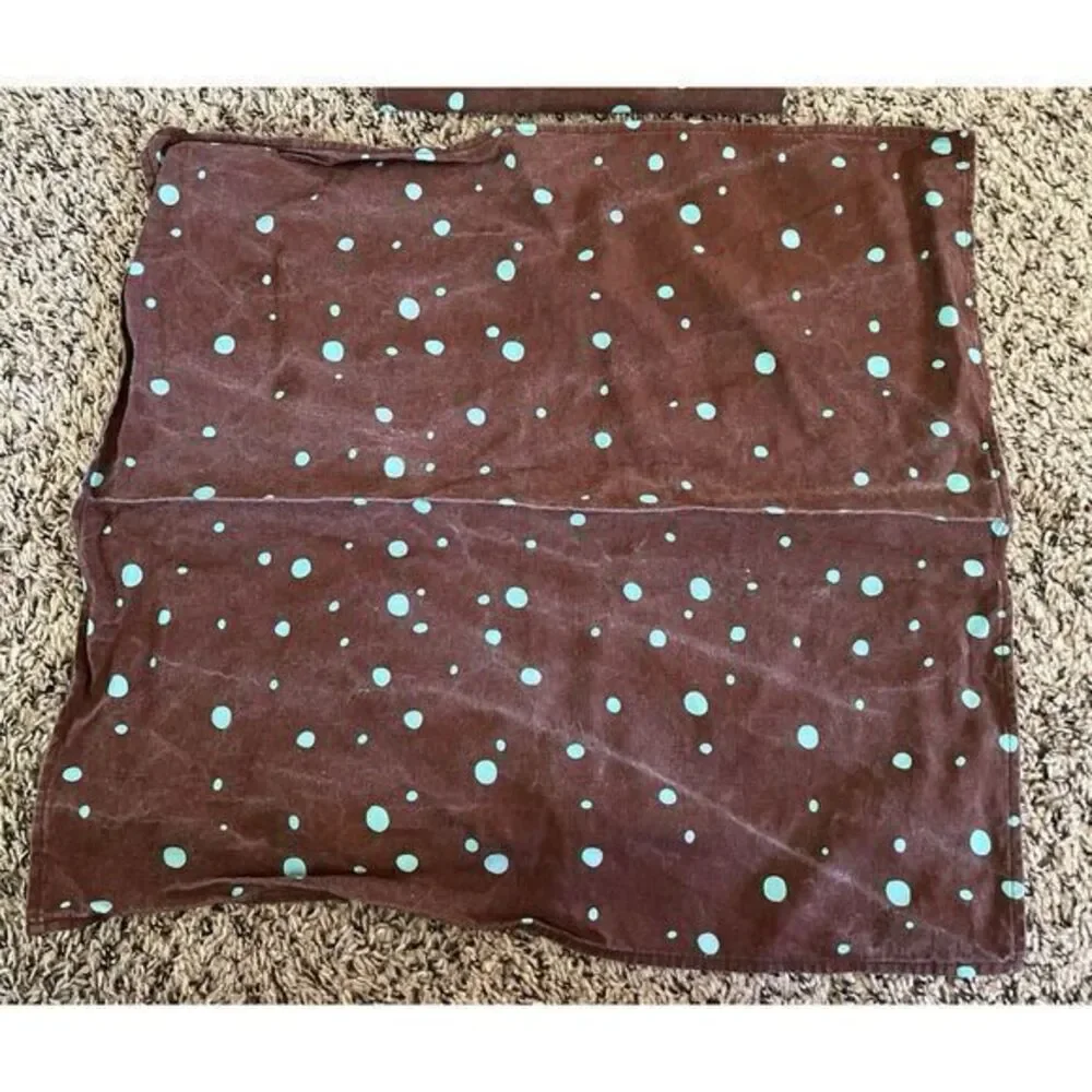 Brown with blue dots cloth napkins with egg napkin rings‎